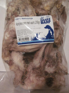[HB81004] Haaks Barf Snack Konijnenoren met vacht (250 gr.)
